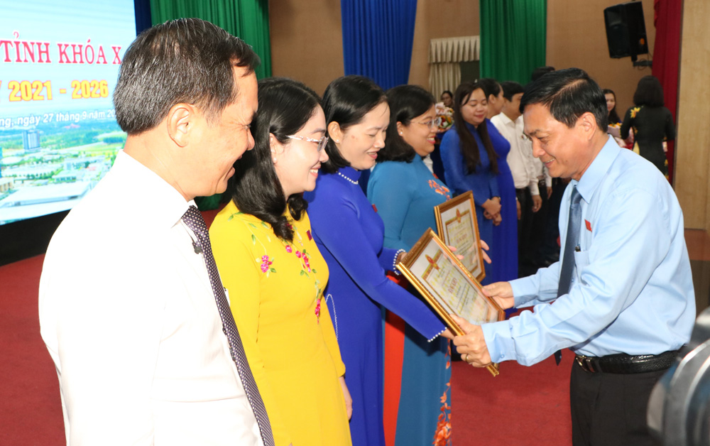 Đồng chí Nguyễn Văn Lộc trao bằng khen cho các cá nhân.
